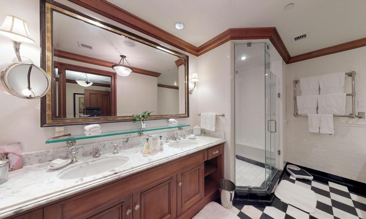 Deluxe Room - King Bed
